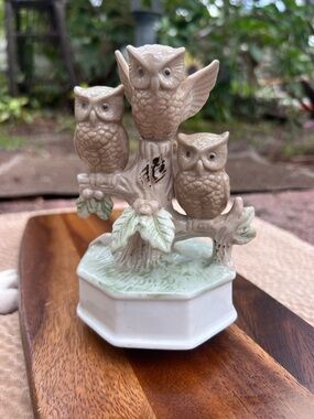 Vintage Ceramic Owl Fam spins n plays’Small world after all’